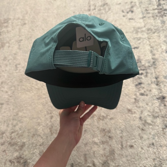 NWT ALO YOGA HOST PICK Performance Off Duty Cap Winter Ivy - Picture 7 of 8